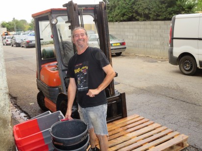 Michel unloads the grapes, he is in Jeff's words his 'main gauche' (left hand) 