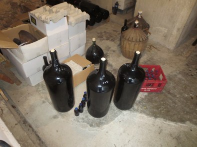 Des bouteilles, des échantillons et des bonbonnes vides